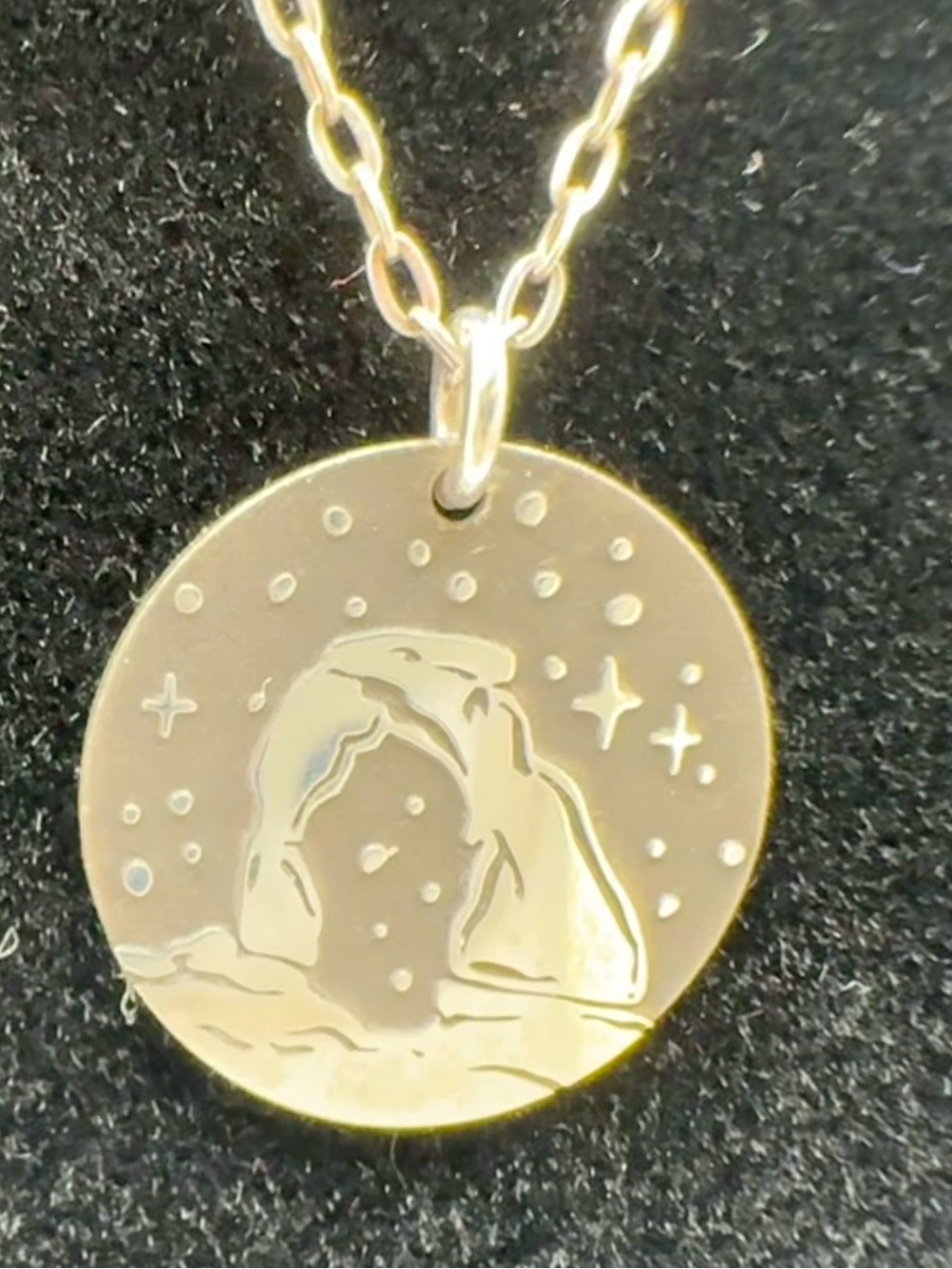 Delicate Arch Round Necklace - Picture 2 of 12